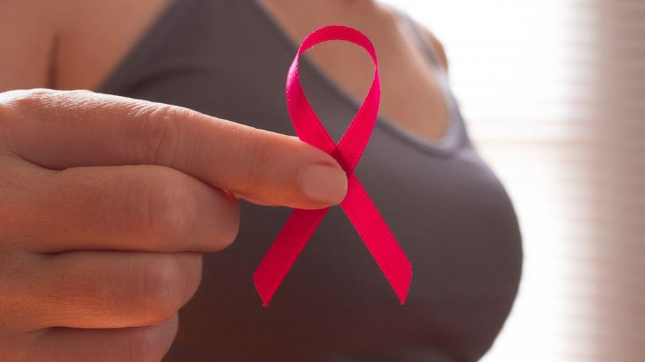 Entenda como a prótese mamária pode contribuir na autoestima da mulher